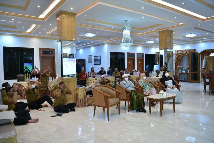 Wakil Presiden Ma'ruf Amin dan Ibu Wury Ma'ruf Amin menyaksikan pertandingan Piala AFF 2022 antara Indonesia dan Thailand bersma anggota Pasukan Pengamanan Presiden (Paspampres) di kediaman pribadinya di Tanara, Banten, Kamis (29/12/2022). 