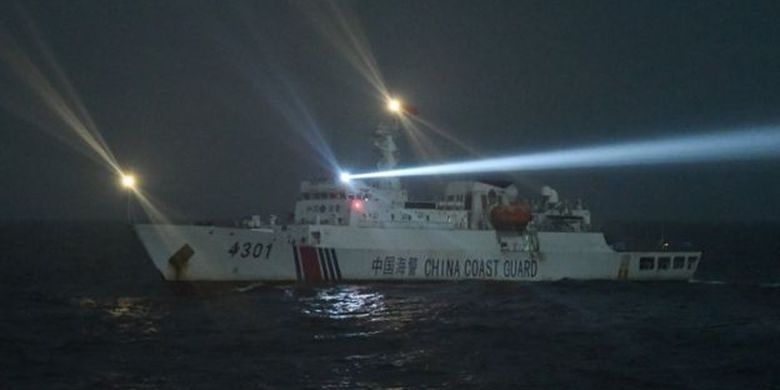 Kapal Coast Guard China-4301 membayangi KRI Usman Harun-359 di ZEE Indonesia, Utara Pulau Natuna, Sabtu (11/1/2020) dini hari. 