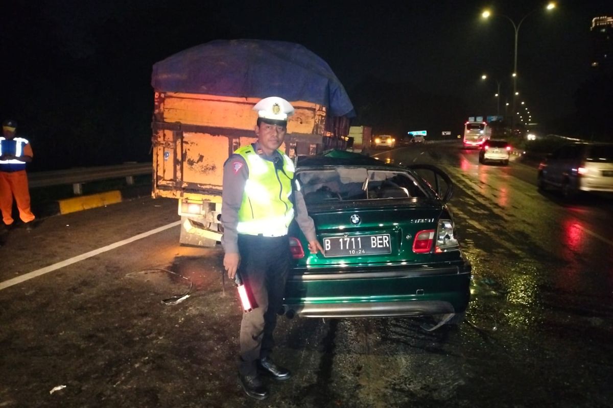 Mobil sedan BMW menabrak bagian belakang truk di Tol Dalam Kota, Jakarta Selatan, Sabtu (1/7/2023).