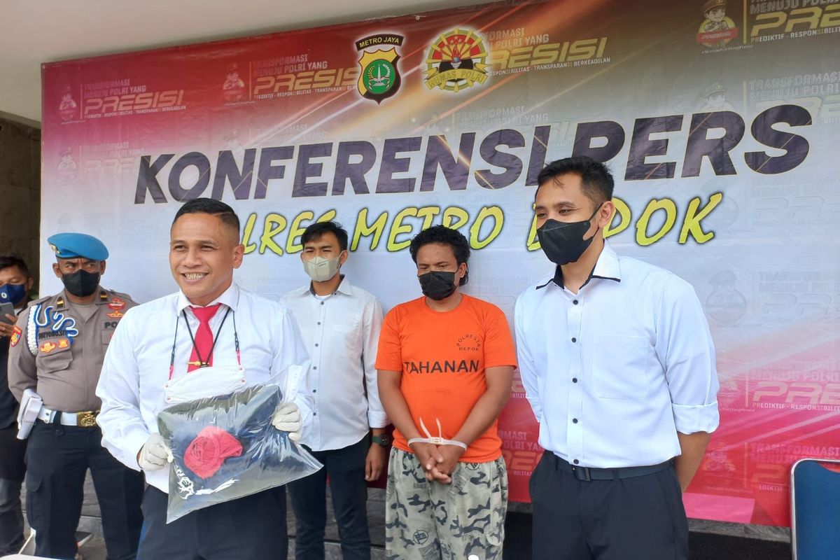 Kasat Reskrim Polres Depok AKBP Yogen Heroes Barun (Kiri) dan Kanit PPA Polres Depok, Iptu Indro WP saat konferensi pers terkait penangkapan pelaku kekerasan seksual di Mapolrestro Depok pada Senin (24/10/2022).