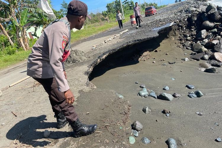 Kondisi jalan trans Papua barat di Kampung Wedoni Distrik Orensbari nyaris amburk