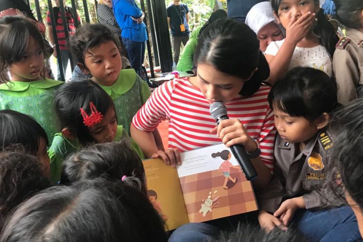 Maudy Ayunda membawakan cerita dari buku karangannya Kina and Her Fluffy Bunny di RPTRA Bagus, Jakarta, Kamis (21/2/19)