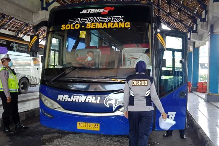 Saat Dishub Kota Semarang melakukan pemantauan di Terminal Mangkang Semarang, Kamis (21/4/2022)
