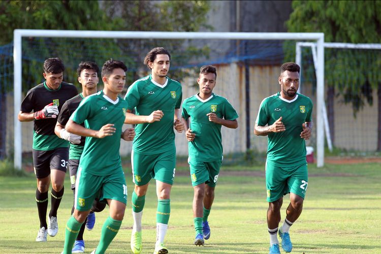 Pemain asing Persebaya Surabaya Mahmoud Eid (tengah) saat latihan rutin di Lapangan Mapolda Jatim Surabaya, Selasa (15/01/2020) sore.