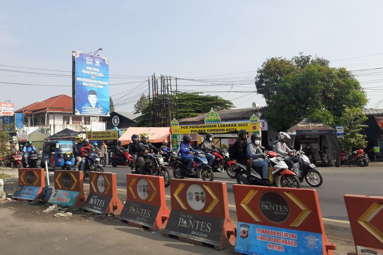 Jalan Pantura Cirebon dipadati sepeda motor pada Kamis (20/4/2023).
