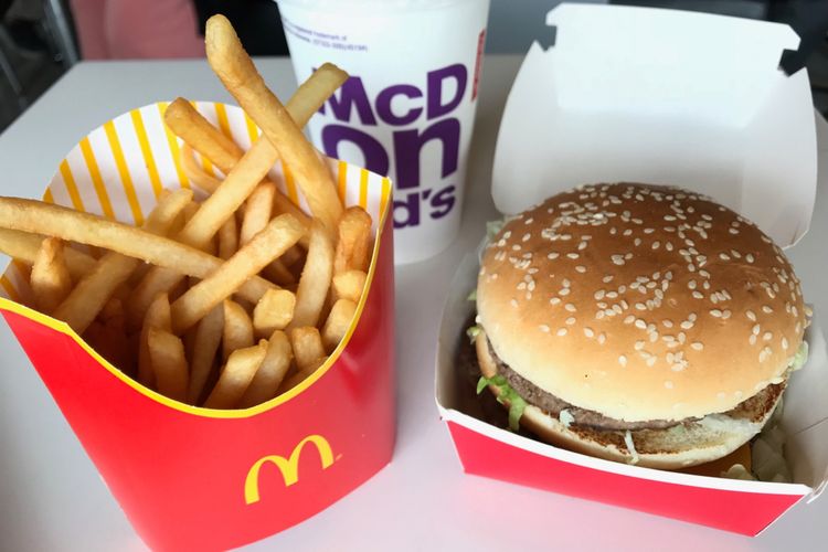 Big Mac, salah satu burger besar pertama di dunia, dengan dua potong daging sapi, saus spesial, selada, keju, acar timun, dan bawang dalam roti berwijen.