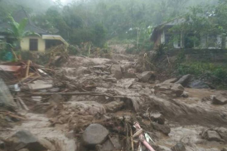 Banjir bandang terjadi di Dusun Nipis, Desa Sambungrejo, Kecamatan Grabag, Kabupaten Magelang, Jawa Tengah, Sabtu (29/4/2017) sore. Data sementara 4 orang meninggal dan beberapa lainnya masih dalam pencarian.