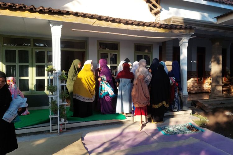 Para jemaah Aboge di Leces keliling bersalaman usai salat Idul Adha, Rabu (19/6/2024)