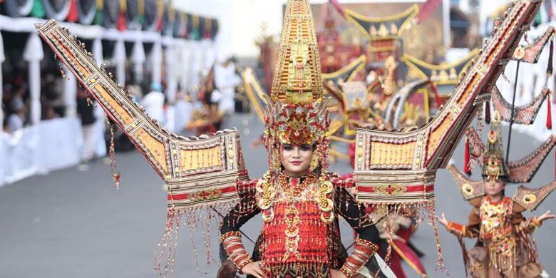 Jember Fashion Carnaval 2017 bertema Victory berlangsung di Alun-alun Kabupaten Jember, Jawa Timur, Minggu (13/8/2017). Hadir Presiden Joko Widodo dan Menteri Pariwisata Arief Yahya.