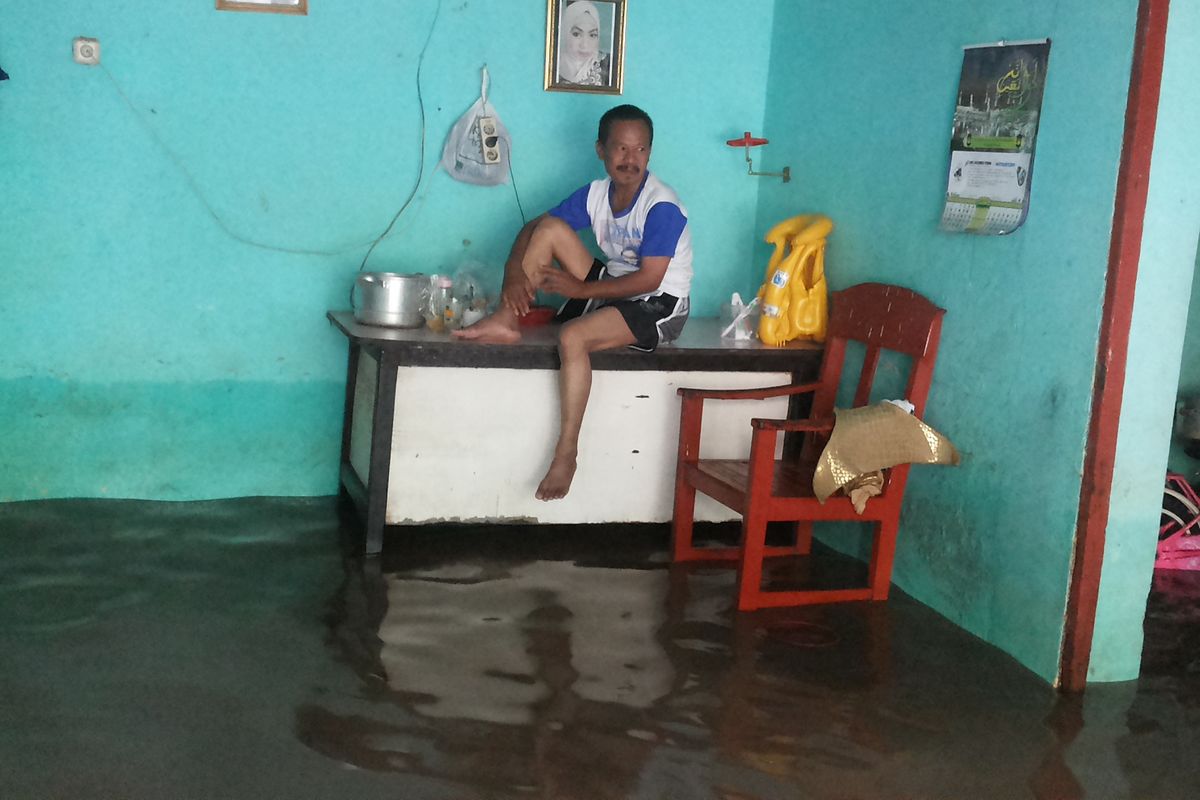 Banjir yang melanda permukiman warga di Jalan Kober, RW 02 Kelurahan Cawang, Kramatjati, Jakarta Timur, Rabu (8/3/2017). Banjir terjadi akibat meluapnya Kali Ciliwung setelah hujan deras yang mengguyur hulu Ciliwung pada Selasa petang hingga malam kemarin.