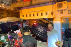 Tembok Kontrakan Kosong Hancur Ditabrak Mobil di Kembangan, Empat Motor Rusak
