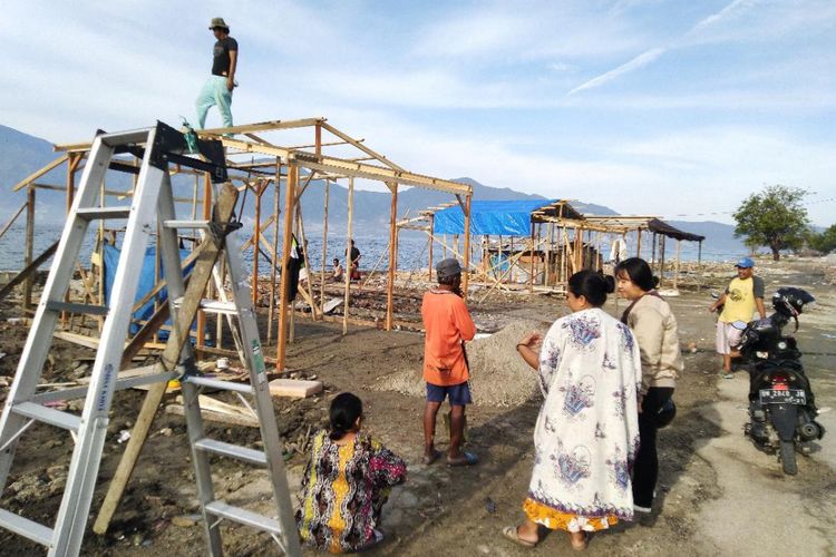 Sebagian masyarakat nelayan di Kota Palu sudah mulai membangun rumah semi permanen di pesisir pantai. Mereka belum mengetahui apakah wilayahnya masuk dalam zona yang tidak boleh ada aktifitas ekonomi atau tidak, Kamis (29/11/2018).