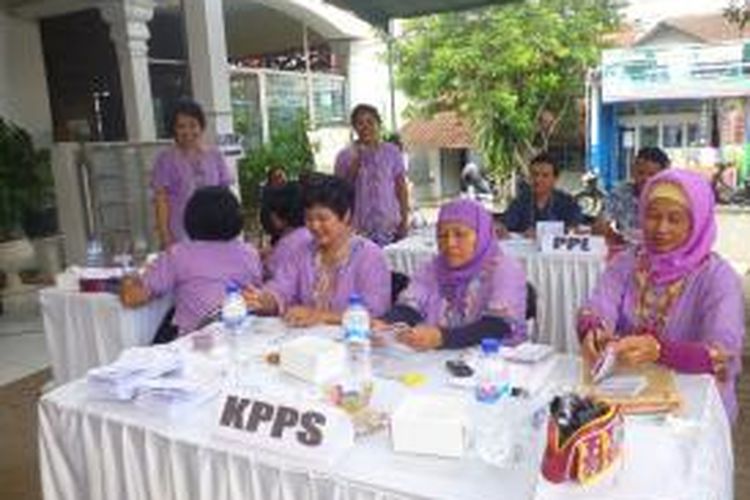 Tempat Pemungutan Suara (TPS) 10 Kelurahan Ungaran, kecamatan   Ungaran Barat, perempuan menyapu bersih semua posisi KPPS pada Pilkada   Kabupaten Semarang kali ini.