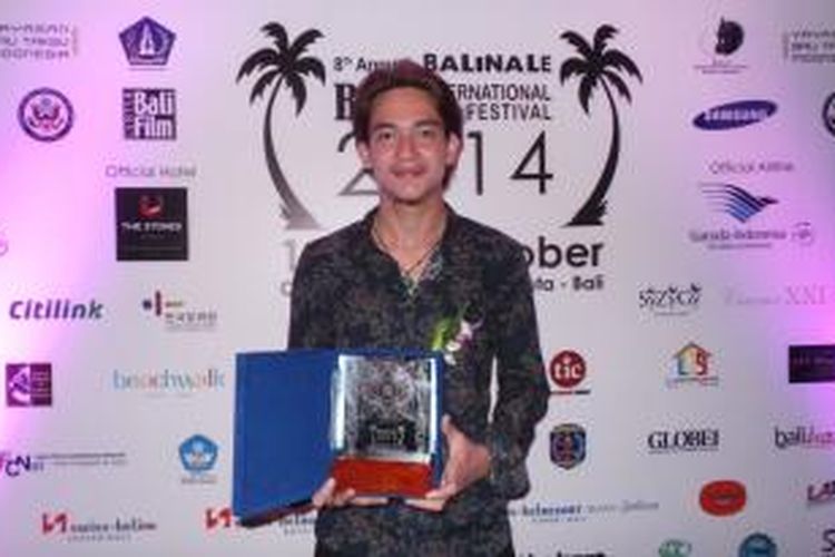Adipati Dolken menerima Appreciation Awards, di Bali International Film Festival, Kuta, Bali, Sabtu (18/10/2014) malam.