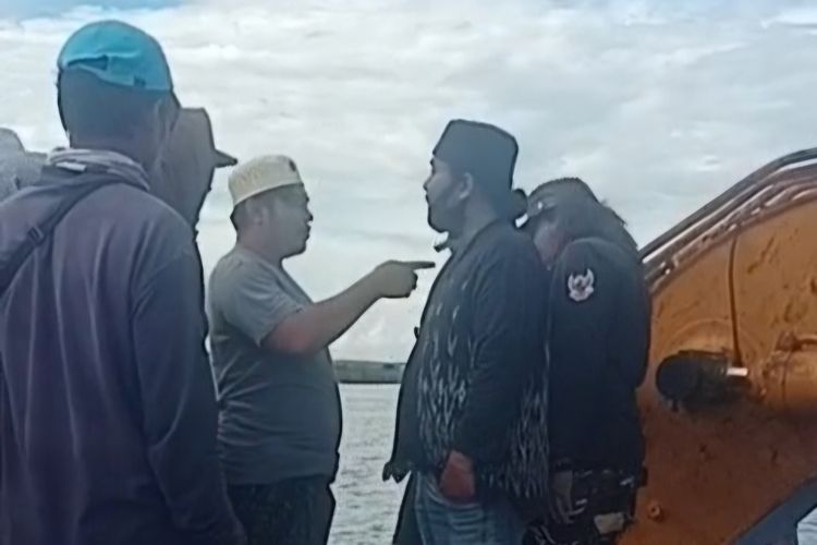 Warga di Sumenep Kembali Turun ke Laut Tolak Ekskavator Reklamasi Pantai