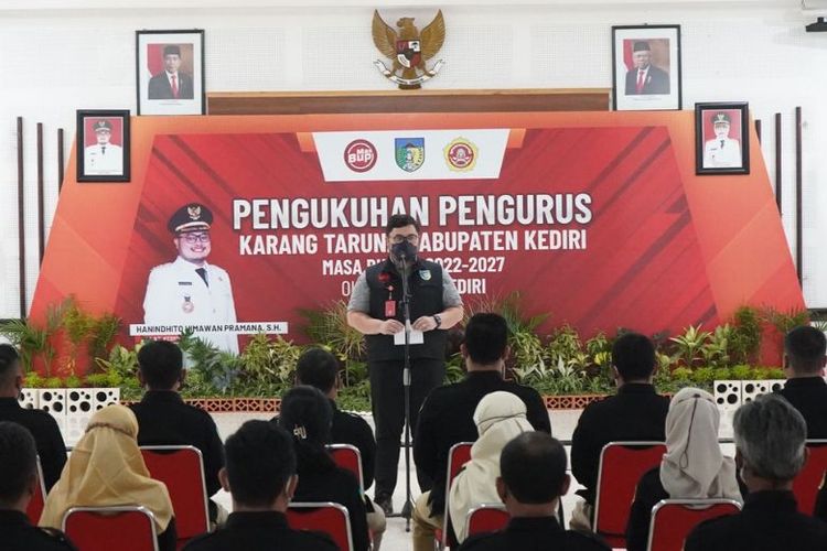 Mas Dhito saat memberikan arahan kepada 42 pengurus baru Karang Taruna Kabupaten Kediri masa bakti 2022-2027 di Ruang Joyoboyo Kantor Pemkab Kediri. 

