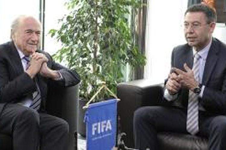 Presiden FIFA Sepp Blatter (kiri) bertemu dengan Presiden Barcelona Josep Maria Bartomeu dan delegasi Barcelona, di Zurich, Selasa (6/5/2014).