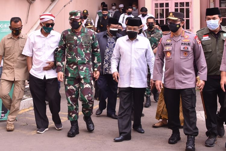 Panglima TNI Marsekal Hadi Tjahjanto saat meninjau pelaksanaan vaksinasi di Yayasan Pendidikan Islam Al-Mahbubiyah, Jalan Jeruk Purut, Jakarta Selatan, Rabu (7/7/2021).