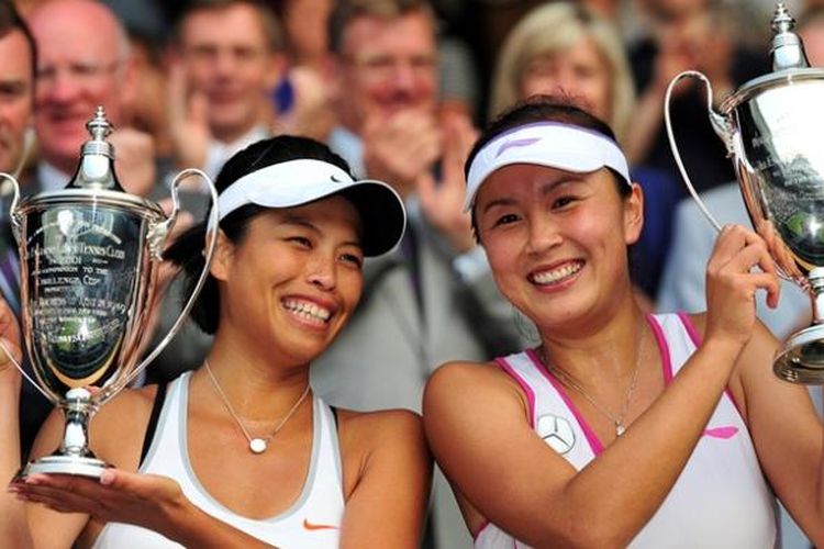 Petenis China Peng Shuai (kanan) dan Hsieh Su-Wei, dari Taiwan memamerkan trofi juara yang mereka dapatkan usai mengalahkan pasangan Australia, Ashleigh Barty dan Casey Dellacqua dalam babak final ganda putri Grand Slam Wimbledon 2013.


