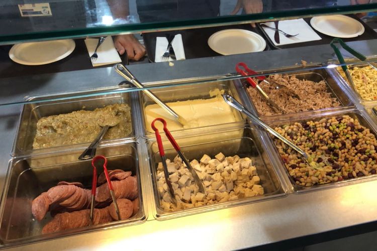 Salad bar yang disajikan ke atlet Asian Games di Wisma Atlet, Kemayoran. 