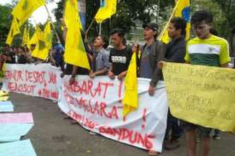 Pergerakan Mahasiswa Islam Indonesia (PMII) berunjuk rasa di depan Gedung Sate Bandung. Puluhan mahasiswa tersebut, mempersoalkan transparansi anggaran PON. 