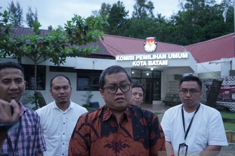 Ketua KPU Provinsi Kepri Indrawan Susilo Prabowoadi saat klarifikasi video CCTV di gudang logistik pemilu KPU Kota Batam, Kamis (8/2/2024).