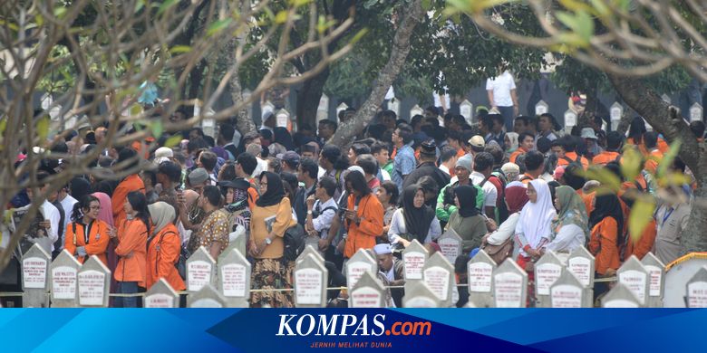 Saat Jenazah Habibie Dikebumikan Warga Ikut Nyanyikan Gugur Bunga Saat Jenazah Habibie Dikebumikan Warga Ikut Nyanyikan Gugur Bunga