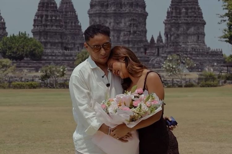 Marion Jola Dilamar Dennis Talakua di Pelataran Candi Prambanan