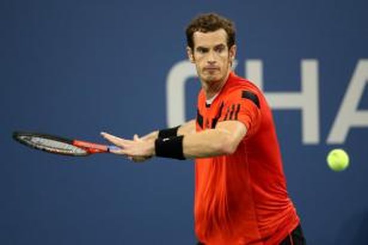 Petenis Inggris, Andy Murray bersiap melakukan pukulan forehand, saat menghadapi Denis Istomin dari Uzbekistan, pada babak keempat US Open, di USTA Billie Jean King National Tennis Center, New York, Selasa (3/9/2013).