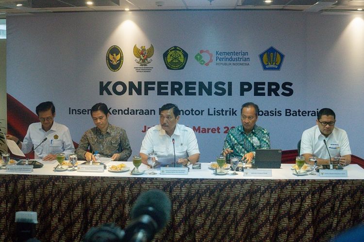 Menteri Koordinator Bidang Kemaritiman dan Investasi Luhut Binsar Pandjaitan (tengah) bersama Sekretaris Jenderal Kementerian Energi dan Sumber Daya Mineral Rida Mulyana, Deputi Bidang Koordinasi Perniagaan dan Industri Kementerian Koordinator Bidang Perekonomian Ali Murtopo Simbolon, Menteri Perindustrian Agus Gumiwang Kartasasmita, dan Kepala Badan Kebijakan Fiskal Kementerian Keuangan Febrio Kacaribu (kiri ke kanan) saat melakukan konferensi pers Insentif Kendaraan Bermotor Listrik Berbasis Baterai di Jakarta, 6 Maret 2023.