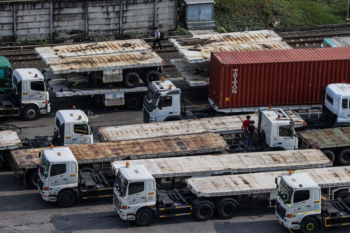 Aktivitas bongkar muat kontainer di Pelabuhan Tanjung Priok, Jakarta Utara, Senin (29/3/2021). Badan Pusat Statistik (BPS) melaporkan kinerja neraca perdagangan Indonesia mengalami surplus sebesar 2 miliar dollar AS. Untuk ekspor, realisasinya sebesar 15,27 miliar dollar AS atau tumbuh 8,56 persen (yoy). Sedangkan nilai impor realisasinya 13,26 miliar dollar AS atau tumbuh 14,86 persen. rumus standar deviasi, standar deviasi adalah, cara menghitung standar deviasi