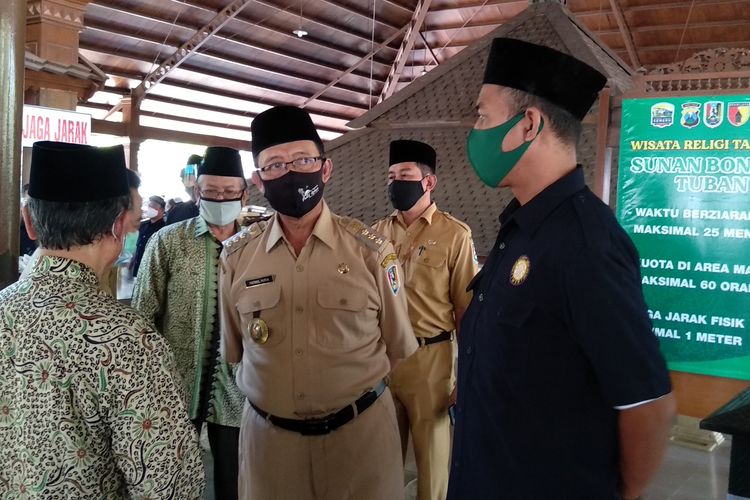 Bupati Tuban, Fathul Huda bersama Forkopimda Tuban didampingi Pengurus Yayasan Mabarrot Sunan Bonang meninjau persiapan protokol kesehatan di Makam Sunan Bonang, Tuban, Jawa Timur. Senin (27/7/2020).