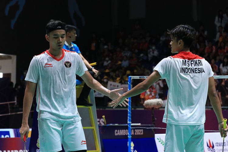 Ganda putra Indonesia, Muhammad Shohibul Fikri/Bagas Maulana, saat melawan Singapura pada semifinal bulu tangkis SEA Games 2023 nomor beregu putra di Morodok Techo Badminton Hall, Kamboja, Rabu (10/5/2023). Terkini, Fikri/Bagas mempersembahkan poin lagi untuk Indonesia saat melawan Malaysia di final bulu tangkis SEA Games 2023. 