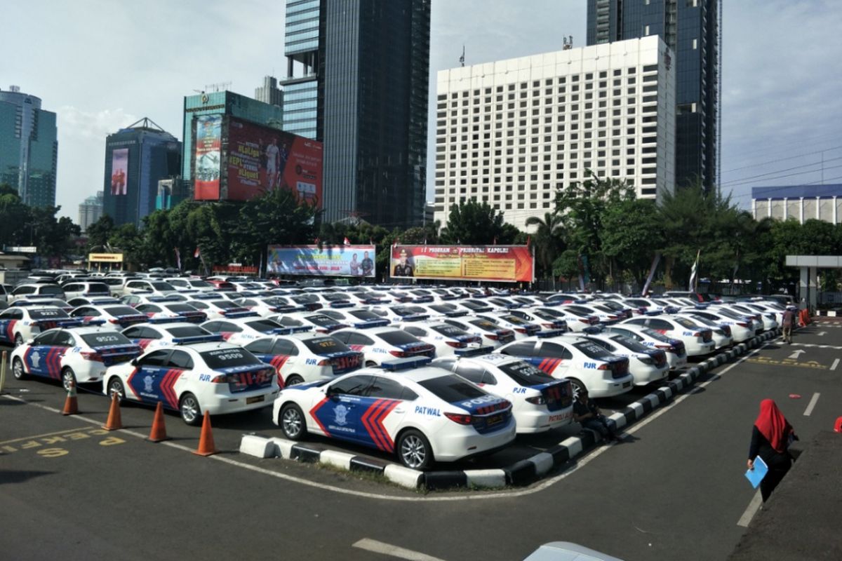 Mobil patroli diparkirkan di area parkir yang dikelola Primkoppol (Primer Koperasi Polisi) Mitra Maju Jaya selama pembangunan gedung parkir Polda Metro Jaya dilakukan. Foto diambil Kamis (6/9/2018).