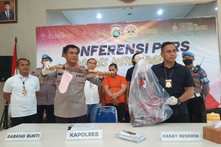 Kapolres Metro Depok, Kombes Imrn Edwin Siregar (Kiri) dan Kasatreskrim Polres Metro Depok, AKBP Yogen Heroes Baruno saat menunjukkan barang bukti atas kasus pembunuhan anak perempuan berusia 11 tahun oleh ayah kandung di Mapolres Metro Depok, Rabu (2/11/2022).