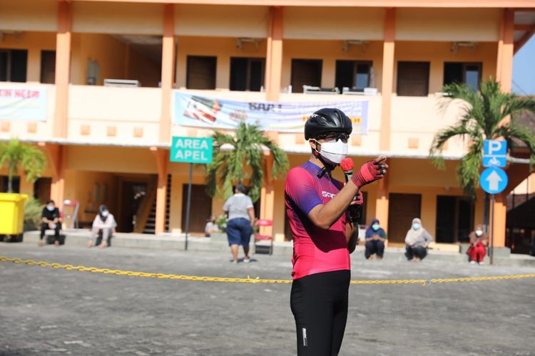 Gubernur Jawa Tengah (Jateng) Ganjar Pranowo saat mampir menyapa para pasien positif Covid-19 di BPSDMD Jateng, Senin (2/8/2021).
