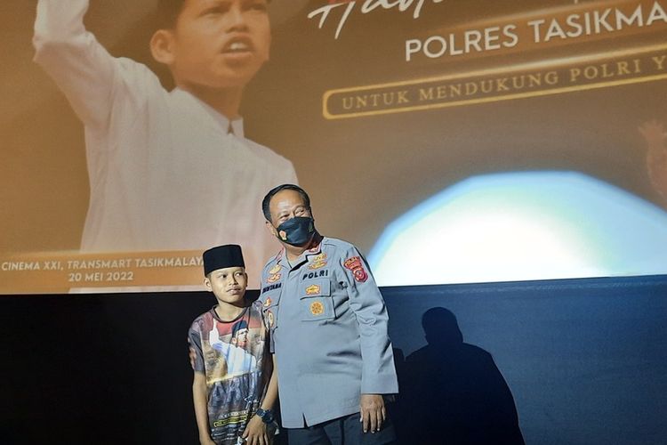 Foto-foto: Kapolda Jabar Irjen Pol Suntana bersama Arul pemeran utama dari Film Arul yang dibuat Polres Tasikmalaya dari kisah nyata kasus anak usai menonton filmnya di Bisokop XXI Transmart Tasikmalaya, Jumat (20/5/2022).