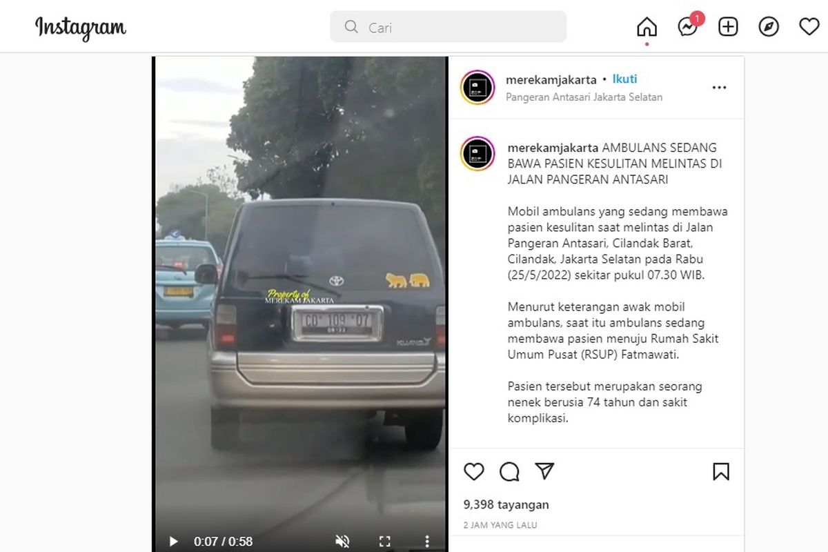 Sebuah mobil tertangkap kamera sedang menghalangi laju ambulans