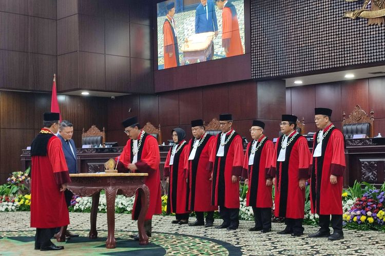 Hakim konstitusi Suhartoyo resmi dilantik sebagai Ketua Mahkamah Konstitusi (MK) periode 2023-2028 menggantikan Anwar Usman yang dicopot karena terbukti melanggar etik berat.  Pembacaan sumpah dilakukan di Ruang Sidang Lantai 2 kantor MK, Senin (13/11/2023). Anwar Usman tak terlihat.