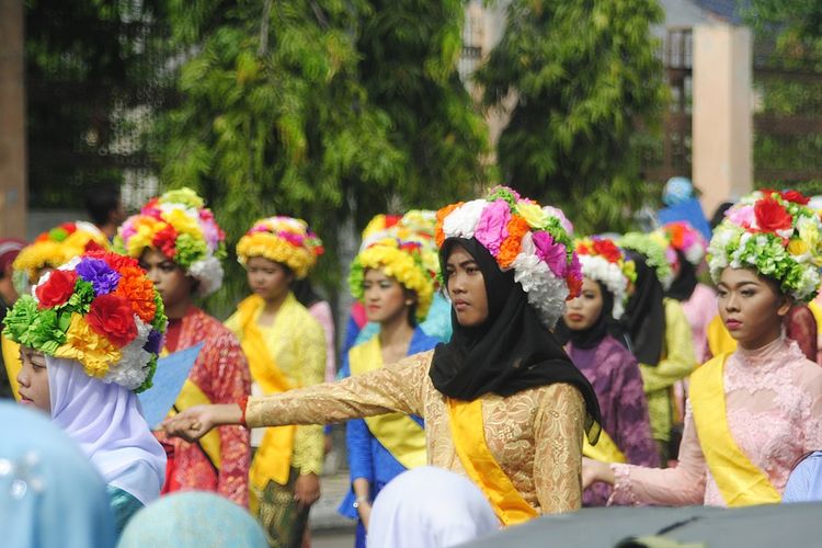 Pakaian Cauene yang dikenakan para gadis dalam Tradisi Ngarot di Indramayu, Jawa Barat.
