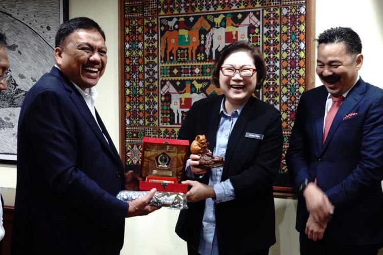 Gubernur Sulawesi Utara, Olly mengadakan pertemuan bilateral dengan Menteri Pariwisata Negara Bagian Sabah, YB Datuk Christina Liew membahas rencana perwujudan rute penerbangan langsung Manado - Kinabalu, Sabah, Malaysia, Jumat (23/11/2018).