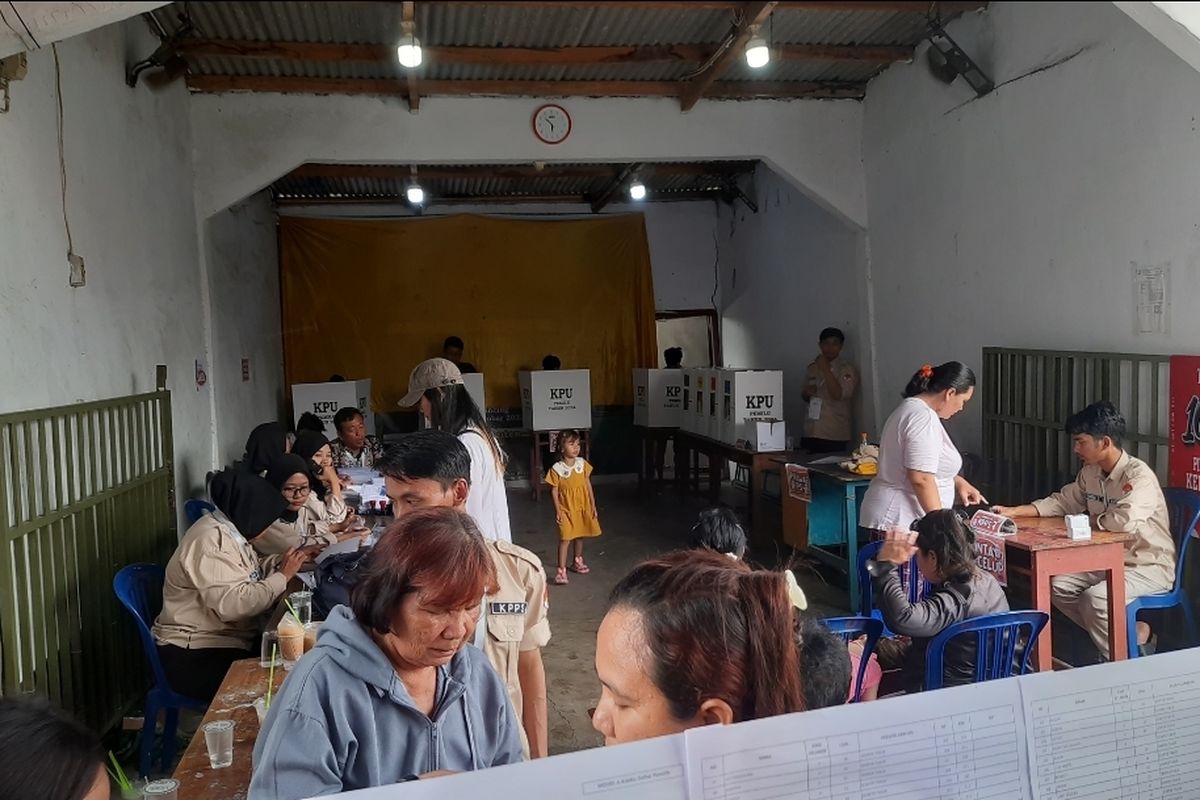 Warga antusias menggunakan hak suaranya di tempat pemungutan suara (TPS) 100 RT 001 RW 011, Semper Timur Cilincing, Jakarta Utara pada Rabu (14/2/2024). 