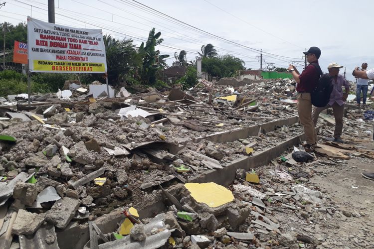 Tim Ombudsman RI Perwakilan Jakarta Raya sedang mengecek dan mengumpulkan bukti di lokasi pembongkaran puluhan rumah warga Desa Bojonggede, Kecamatan Bojonggede, Kabupaten Bogor, Rabu (21/3/2018). 