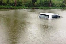 Terobos Banjir, Sebuah Mobil Toyota Agya Tercebur Kolam