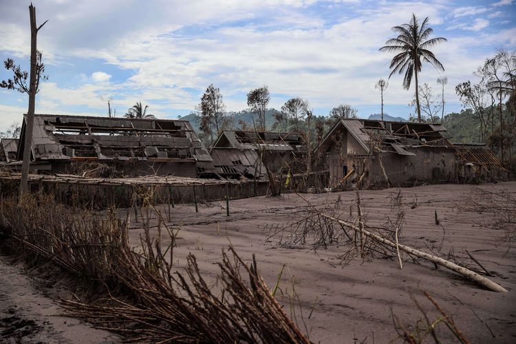 Dampak kerusakan rumah warga akibat erupsi Gunung Semeru yang meluncurkan awan panas di Desa Curah Kobokan, Kecamatan Candipuro, Lumajang, Jawa Timur, Selasa (7/12/2021). Berdasarkan data Badan Nasional Penanggulangan Bencana (BNPB) per Senin (06/12) pukul 20.15 WIB, setidaknya 22 orang tewas, sementara 22 orang dinyatakan hilang dan 56 lainnya mengalami luka-luka. Erupsi juga berdampak terhadap 5.205 jiwa.
