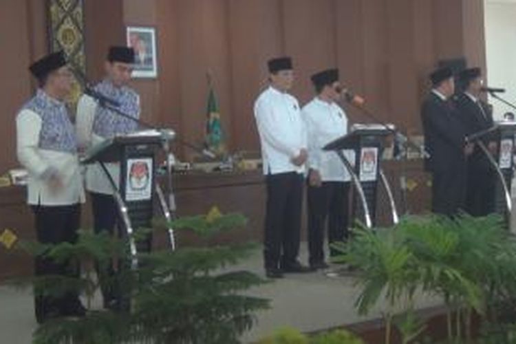 Tiga pasangan calon bupati dan wakil bupati Ogan Ilir, Sumatera Selatan mengikuti debat kandidat yang dilaksanakan di gedung DPRD Ogan Ilir, Senin (5/10/2015)