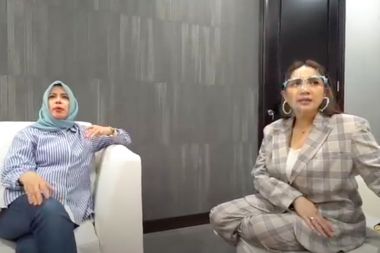 Nagita Slavina saat berbincang dengan istri Sandiaga Uno, Nur Asia