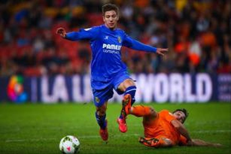 Striker Villarreal asal Argentina, Luciano Vietto (biru).