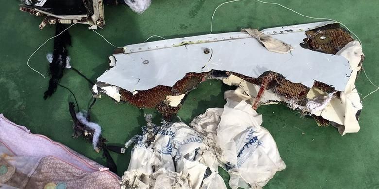 Serpihan pesawat EgyptAir yang diunggah akun Facebook Juru Bicara Militer Mesir Mohamed Samir Abdel Aziz Ghoneim.