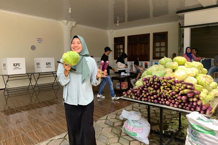 Komayati, salah satu pemilih di TPS 22 Kota Madiun mendapatkan sayur mayur usai menggunakan hak pilihnya, Rabu (14/2/2024).